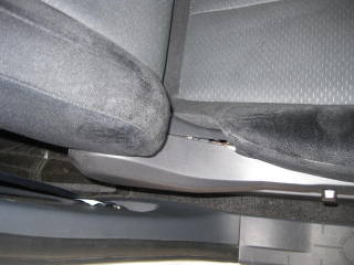 運転席シートのカバー不具合 (画像サイズ: 640×480 45kB)